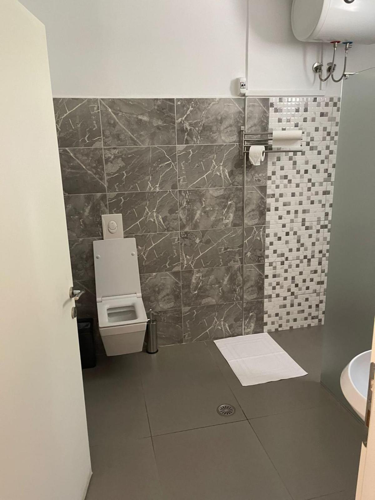 Aries Apartments Sarandë Esterno foto