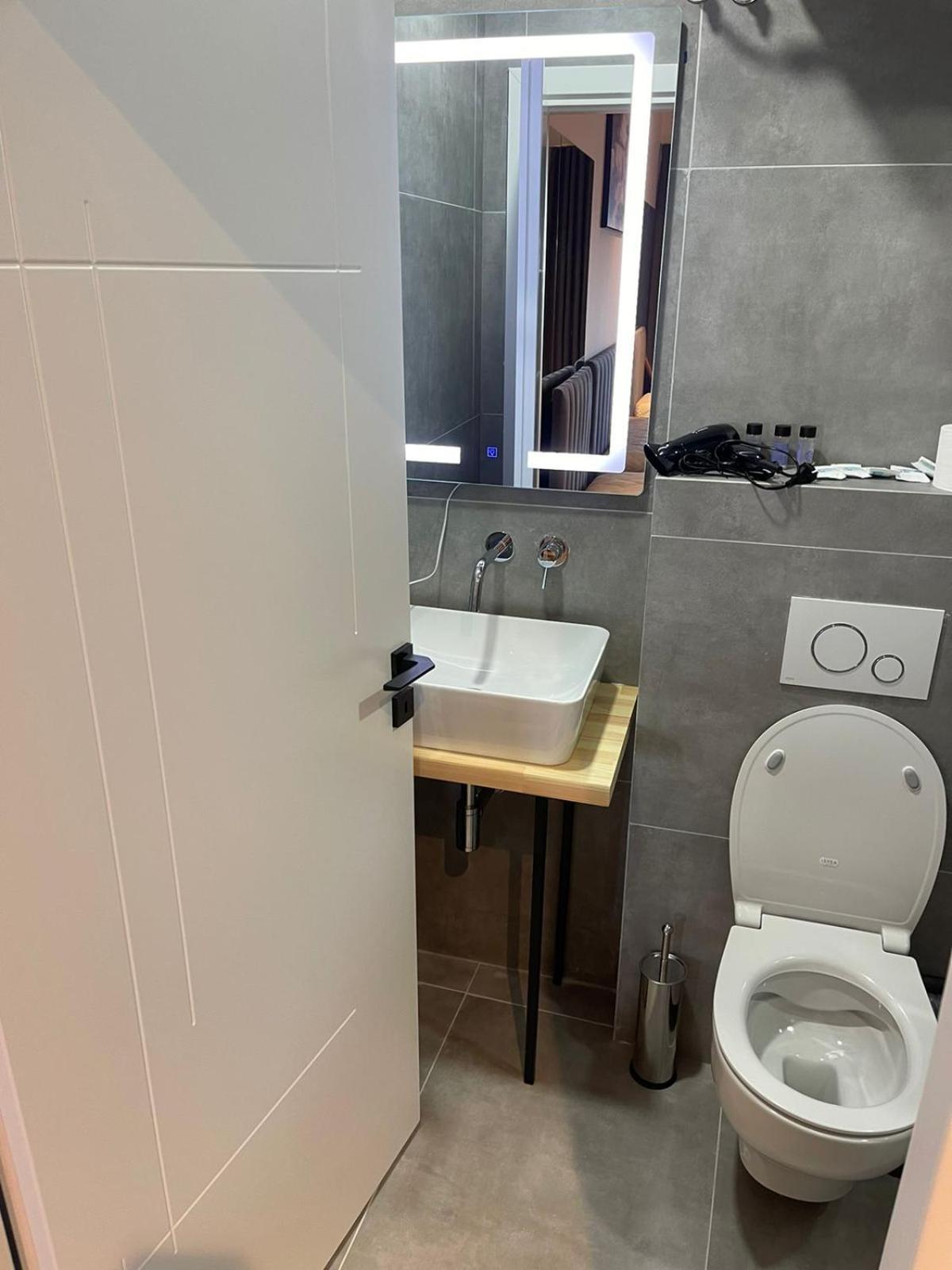 Aries Apartments Sarandë Esterno foto
