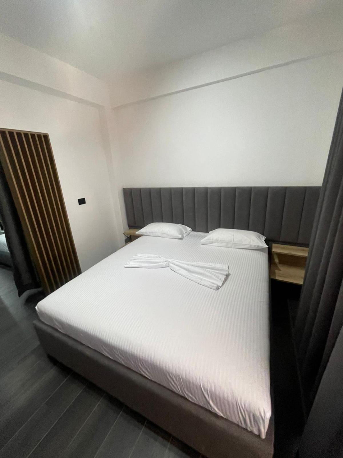 Aries Apartments Sarandë Esterno foto