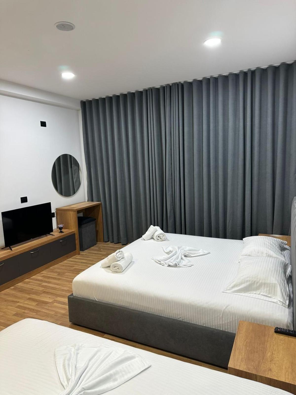 Aries Apartments Sarandë Esterno foto